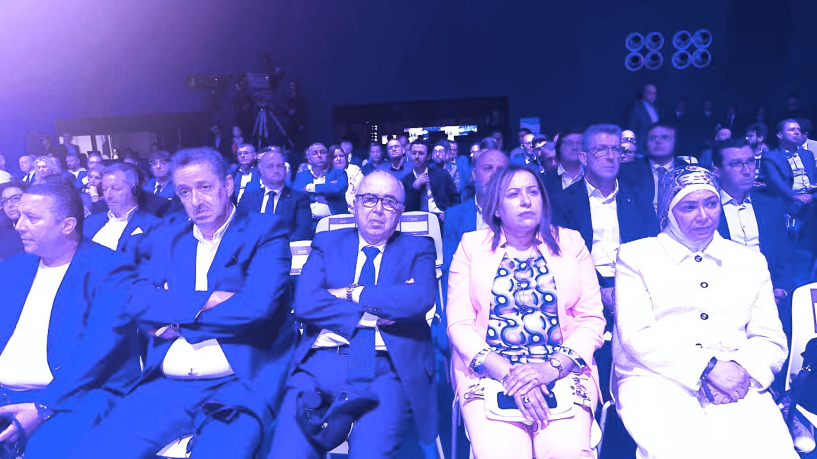 Les invités et le public assistent aux festivités de la cérémonie officielle de la compagnie maritime.