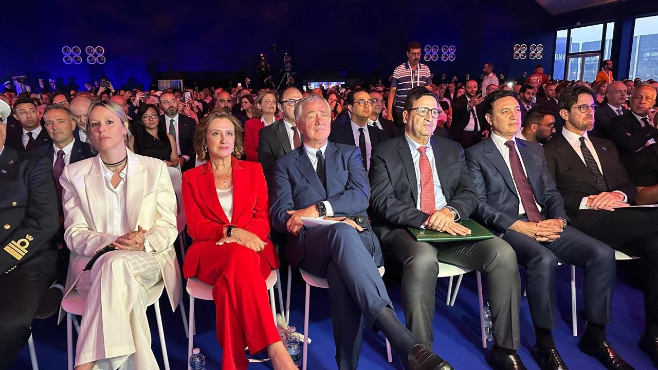 Les officiels et personnalités publiques réunis lors de la cérémonie de baptême du GNV Aurora à Tanger.