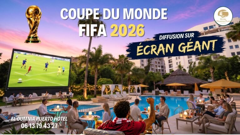 Écran géant diffusant match de football de la Coupe du Monde FIFA 2026 dans le jardin au bord de la piscine de l'hôtel El Oumnia Puerto & Spa à Tanger