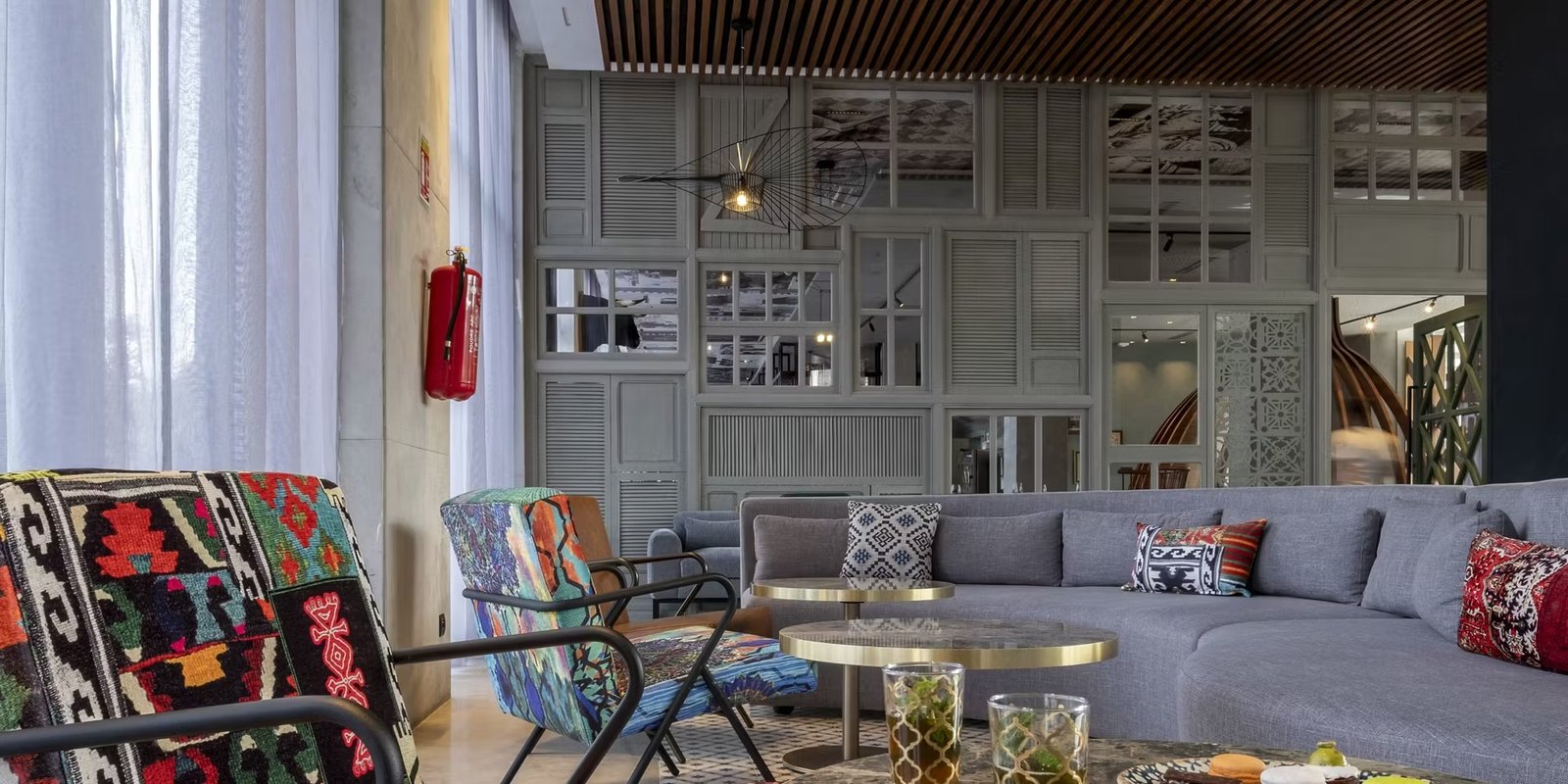 Design intérieur moderne du lounge de l'hôtel Occidental Tanger avec un mobilier élégant et une atmosphère lumineuse pour les voyageurs.