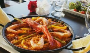Paella avec fruits de mer proposée par le Mnar Park Tanger