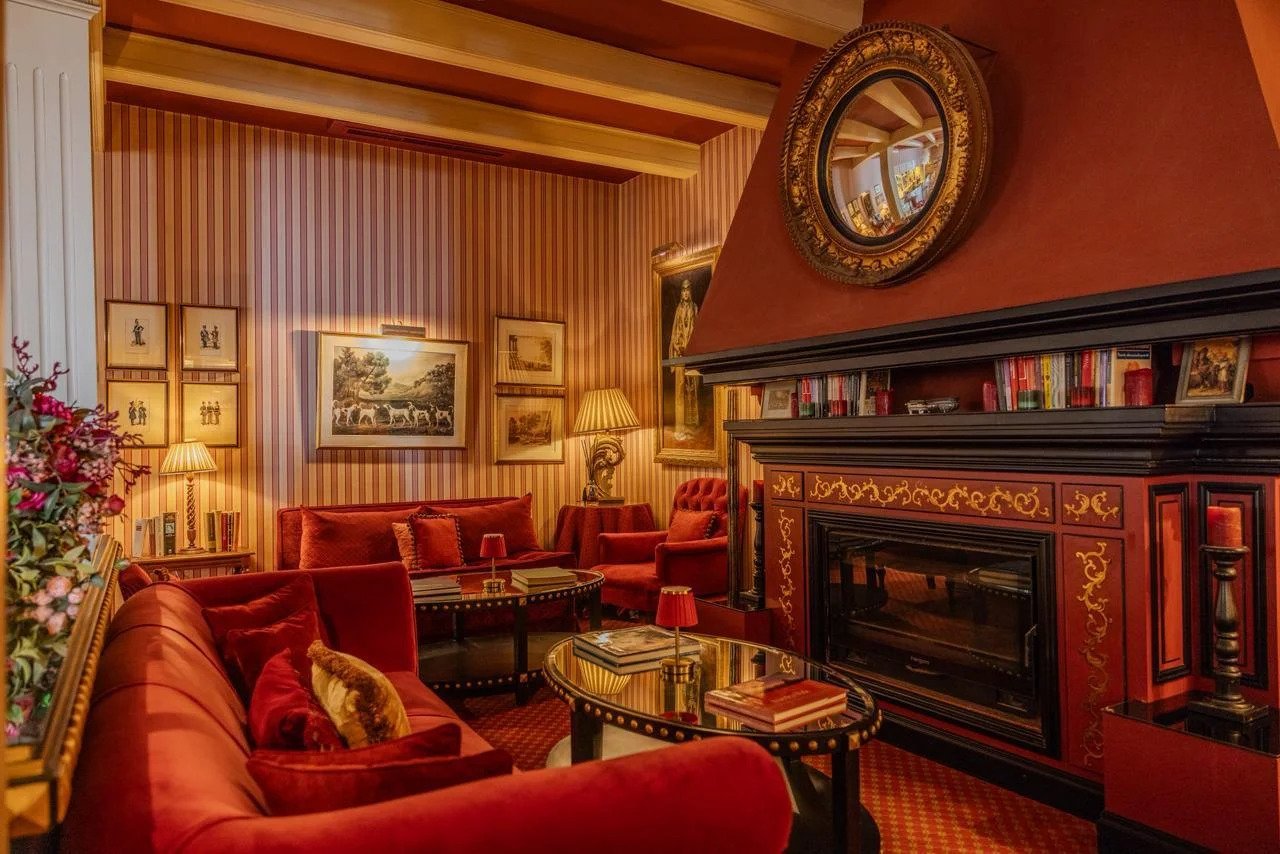 Le Piano Bar offre une ambiance chaleureuse et intime