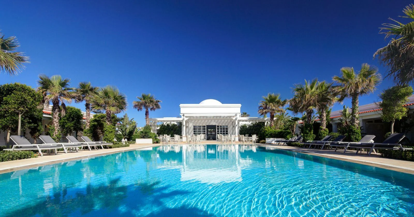 Piscine extérieure de l'hôtel face à la mer