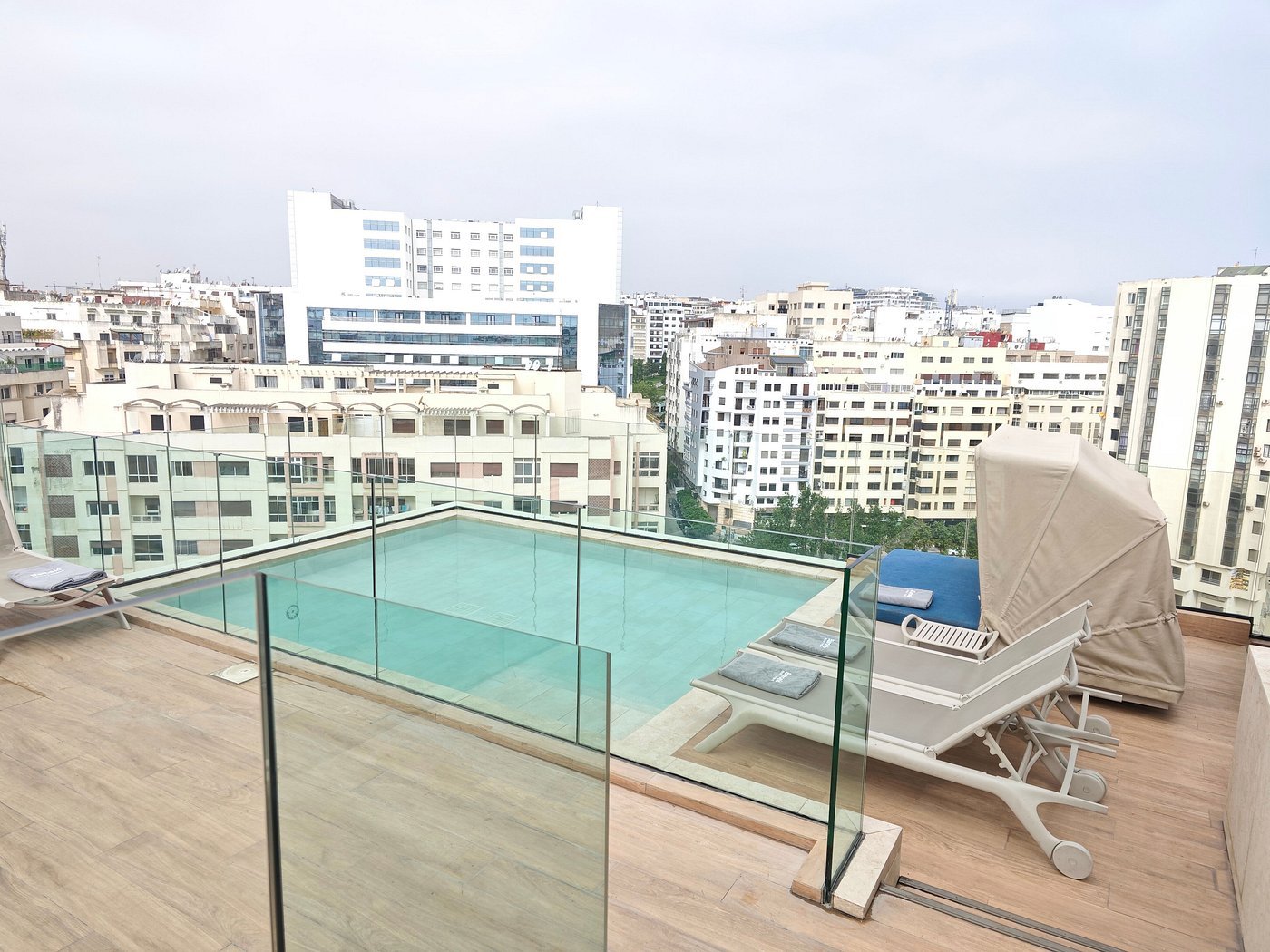 Piscine au 10ème étage du Barcelo avec vue sur la ville et sur la Méditerranée