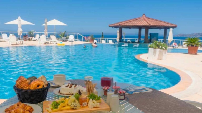 Le Farah Tanger lance son Pool Day Pass sous le signe « Family Fun, Friendly Laughter » Piscine du Farah Tanger pour le Pool Day Pass avec vue sur la mer Méditerranée