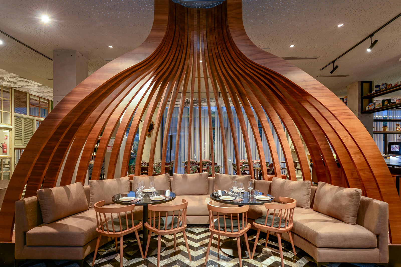 La salle design du restaurant Casa Harris à pour un dîner fusion.