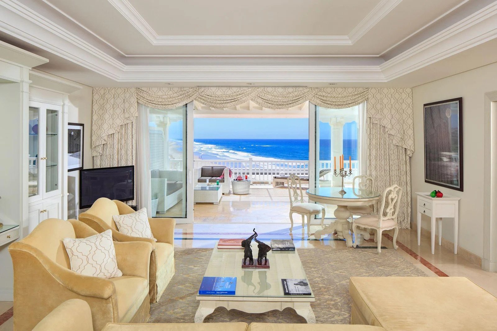 suite de luxe de l'hôtel Le Mirage Tanger ouverte sur une grande terrasse privée avec vue panoramique sur l'océan Atlantique