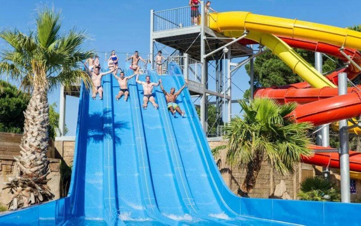 Petits et grands s'amusent dans l'aqua park du Mnar Park Tanger