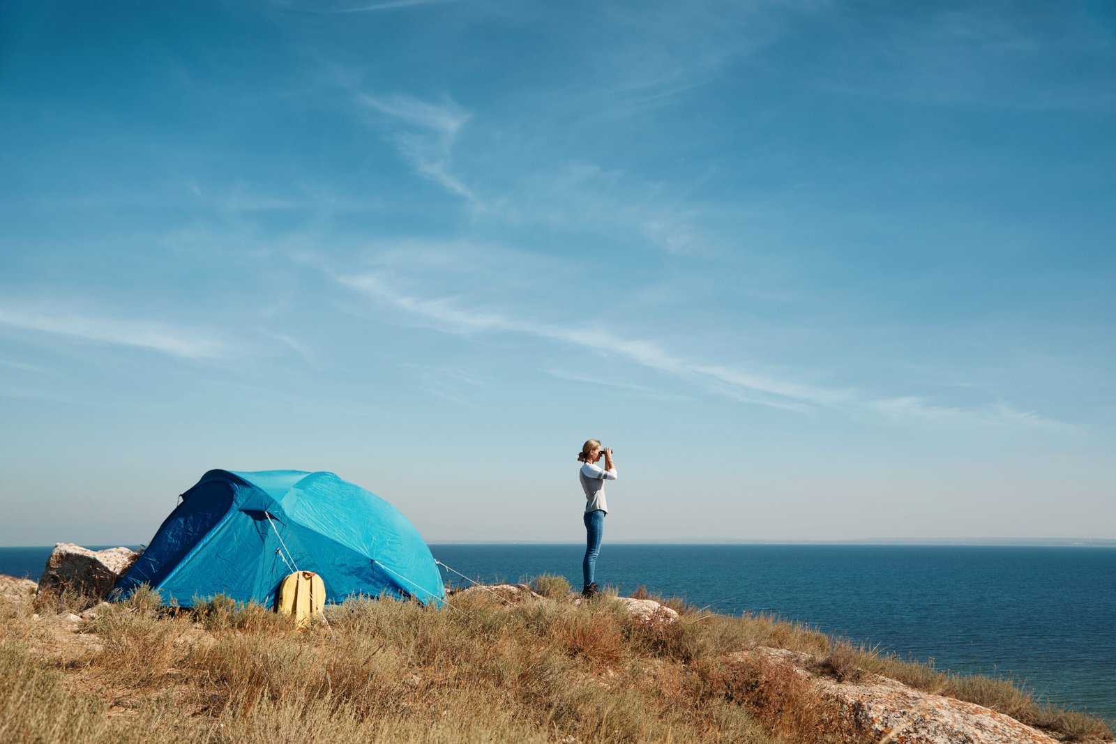 Une touriste au camping à Tanger contemple la mer Atlantique