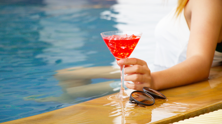 Évasion aquatique et gourmandise au cœur du Royal Tulip City Center Tanger Cocktail glacé signature servi au Churrasco, juste à côté de La piscine du Royal Tulip..