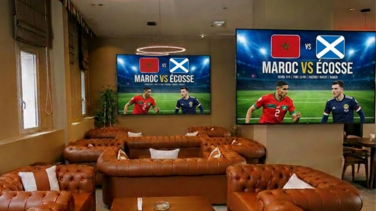 Grand écran de l’Arena Sport Bar de l'hôtel Solazur Tanger affichant le match Maroc - Écosse avec Hakimi et Robertson.