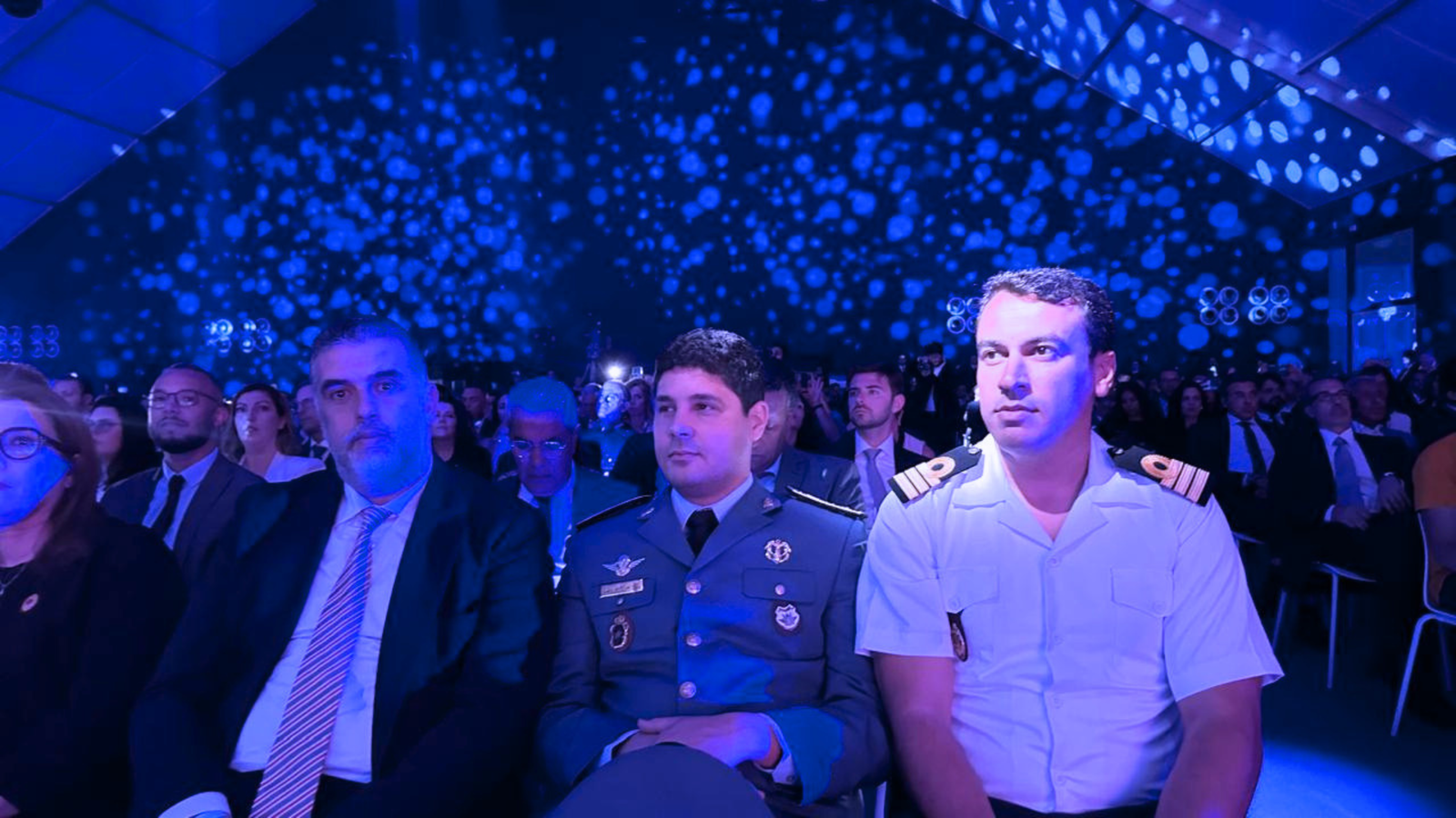 Les invités et le public assistent aux festivités de la cérémonie officielle 