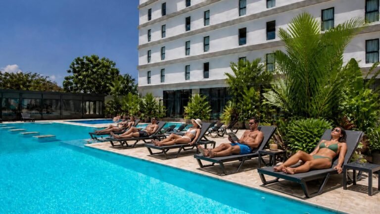 Piscine extérieur de l'hôtel Occidental Tanger entouré de jardin