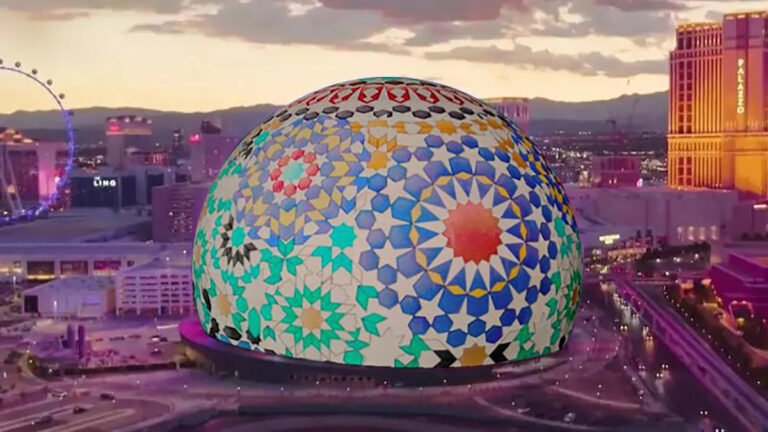La Sphere de Las Vegas illuminée par un motif inspiré du zellige marocain dans le cadre de la campagne Visit Morocco.