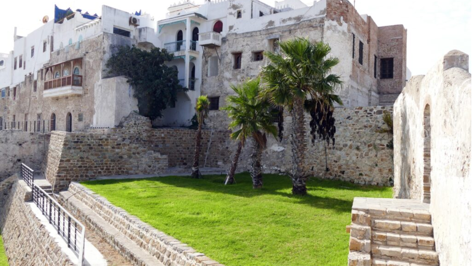 Borj Dar El-Baroud à Tanger avec la médina historique en arrière-plan