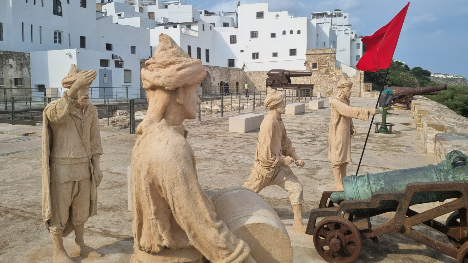 Statues de soldats sur la terrasse de Borj Dar El-Baroud à Tanger, rappelant le passé militaire du site