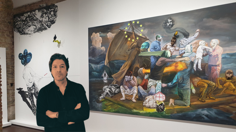 Le Musée de la Kasbah accueille l’exposition de Mohamed Lekleti à Tanger : « Ne tenir qu’à un fil » Portrait du plasticien face à ses dessins en apesanteur lors de l'exposition Mohamed Lekleti à Tanger.