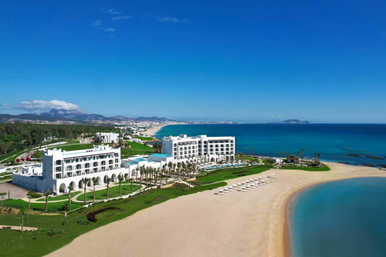 Vue panoramique du St. Regis La Bahia Blanca Resort à Tamuda Bay au bord de la Méditerranée.