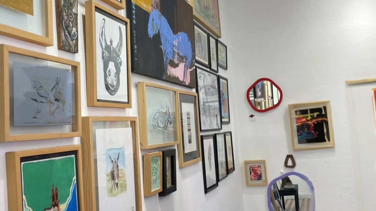 Galerie d'art présentant des peintures et des tableaux au sein du Donkey Museum of Tangier