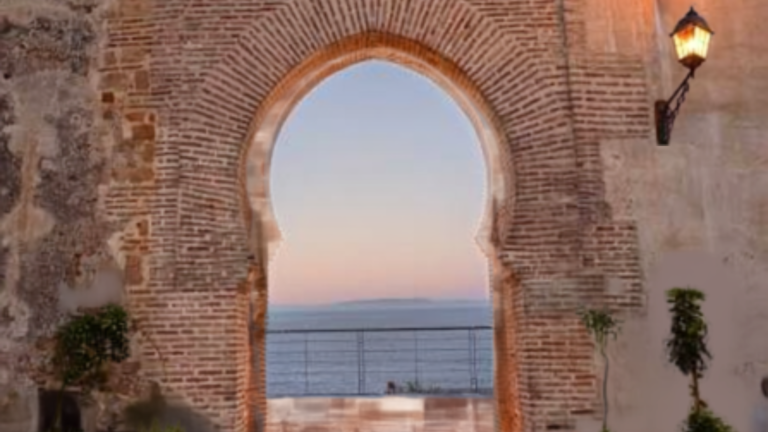 Bab El Bahr : guide pratique du plus beau balcon de Tanger L'arche en pierre de Bab El Bahr s'ouvrant sur la mer, un monument emblématique du patrimoine historique de Tanger.