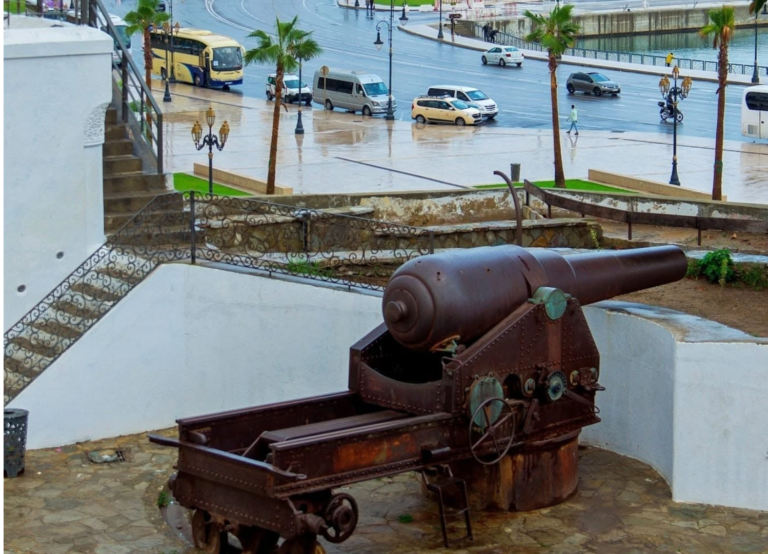 Borj El Hajoui à Tanger : Un bastion d’histoire face à la mer Canon placé à Borj El Hajoui pour protéger la ville avec vue sur mer
