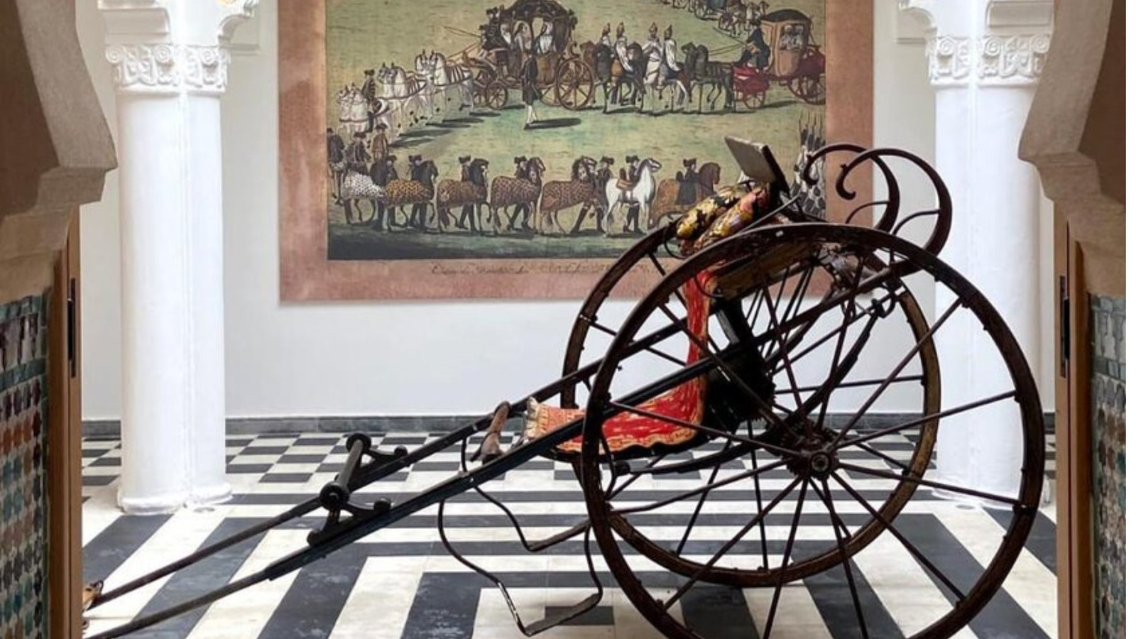 Un petit cabriolet pousse-pousse de gala du XIXe siècle exposé dans les galeries du musée Dar Niaba à Tanger.