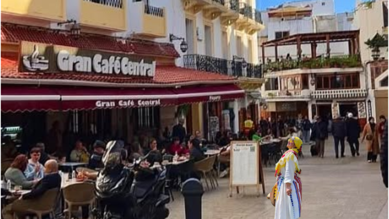 Vue animée de la place du Petit Socco Tanger avec ses cafés historiques au cœur de la médina.