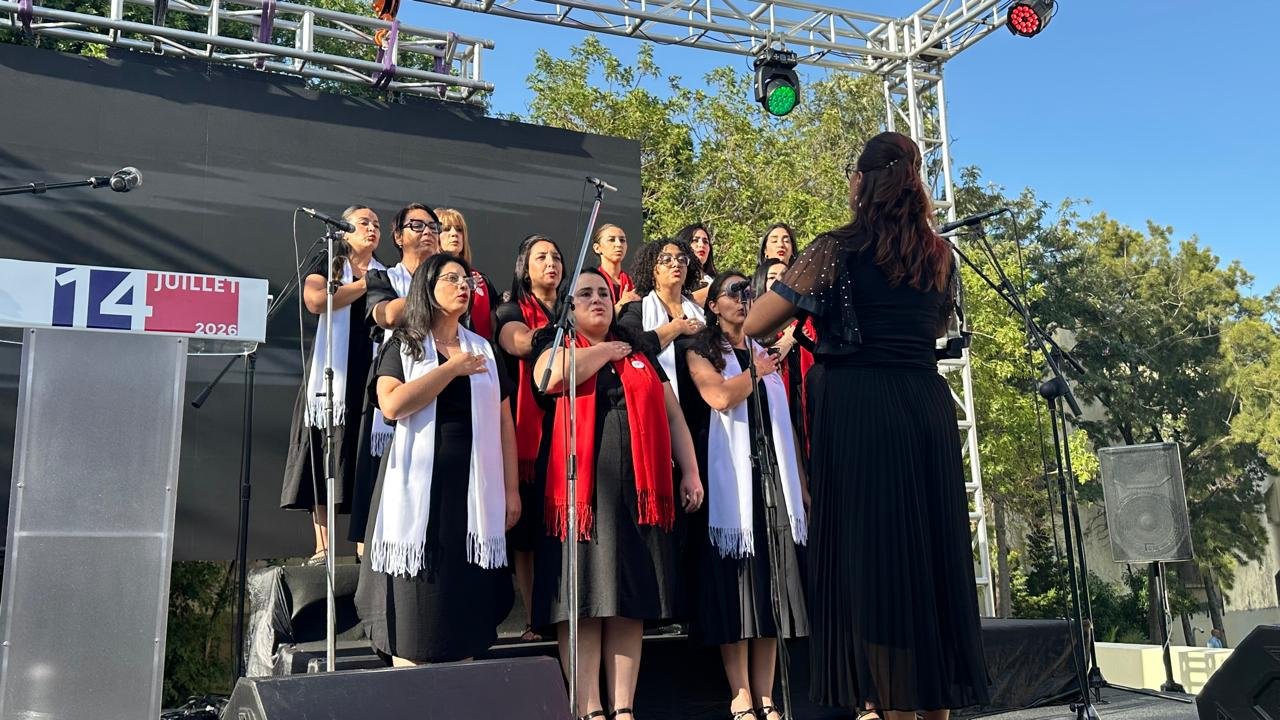 Groupe de chorale chantant les hymnes nationaux marocain et français lors de la cérémonie du 14 juillet 2026 dans les jardins du Consulat Général de France à Tanger.