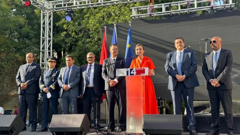 Mme Stéphanie Petitbon, Consule Générale de France à Tanger, prononçant son discours sur le podium lors de la cérémonie officielle.