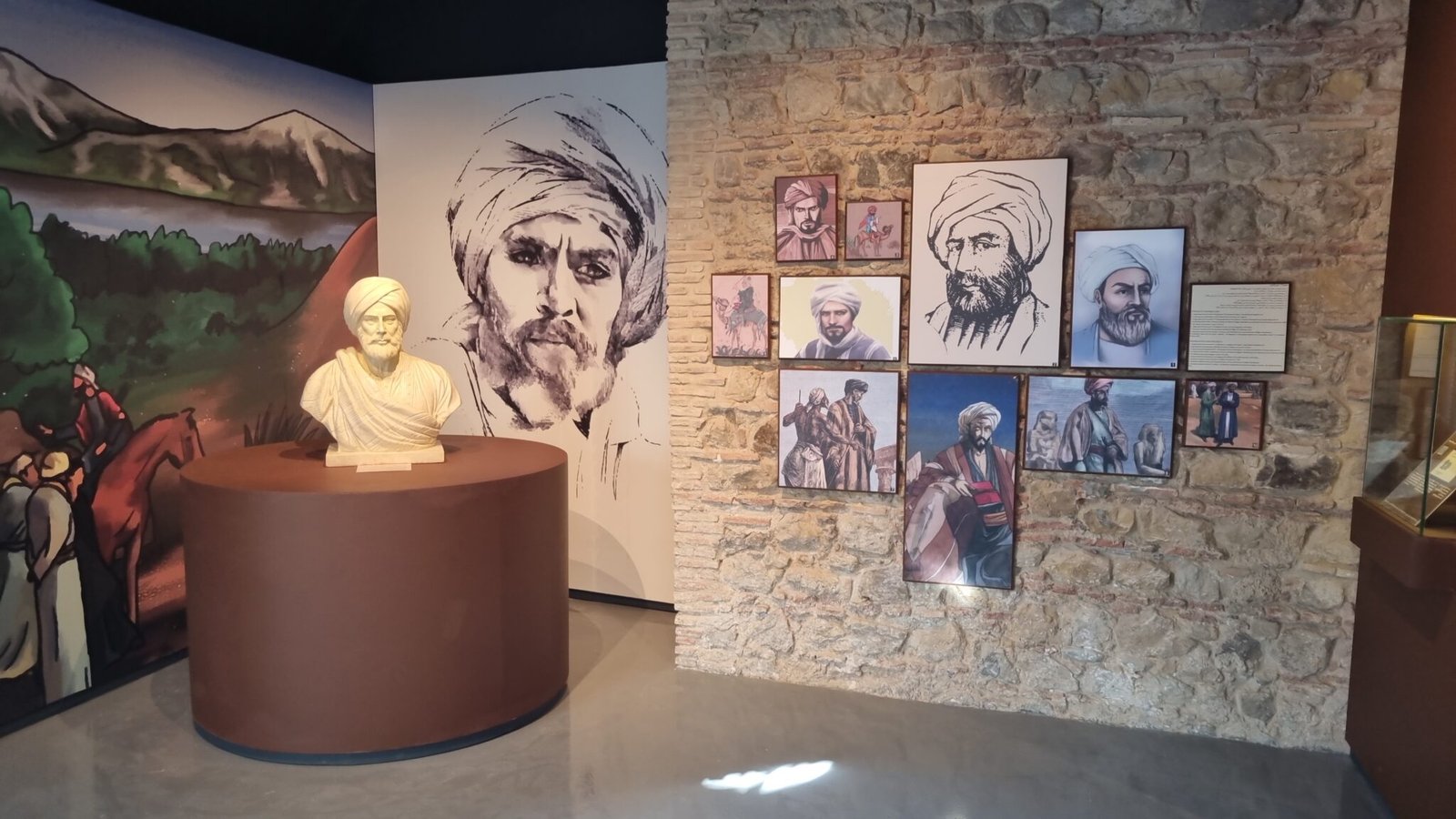 Objets et statue d'Ibn Battouta exposés à Borj En-Naam à Tanger
