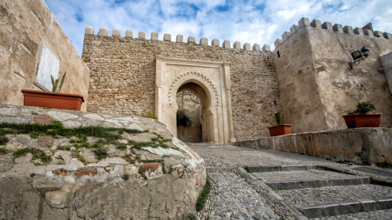 Façade historique et remparts fortifiés de la Kasbah de Tanger sous le soleil.