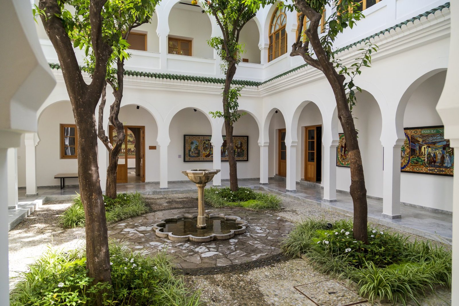 Fontaine et jardin au milieu du musée Dar Niaba
