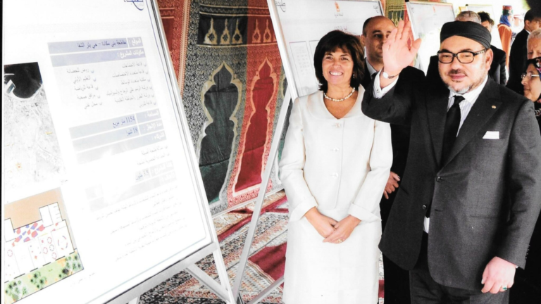 Portrait : Hanae Bekkari, une figure majeure de l’architecture marocaine Hanae Bekkari avec le Roi Mohammed VI