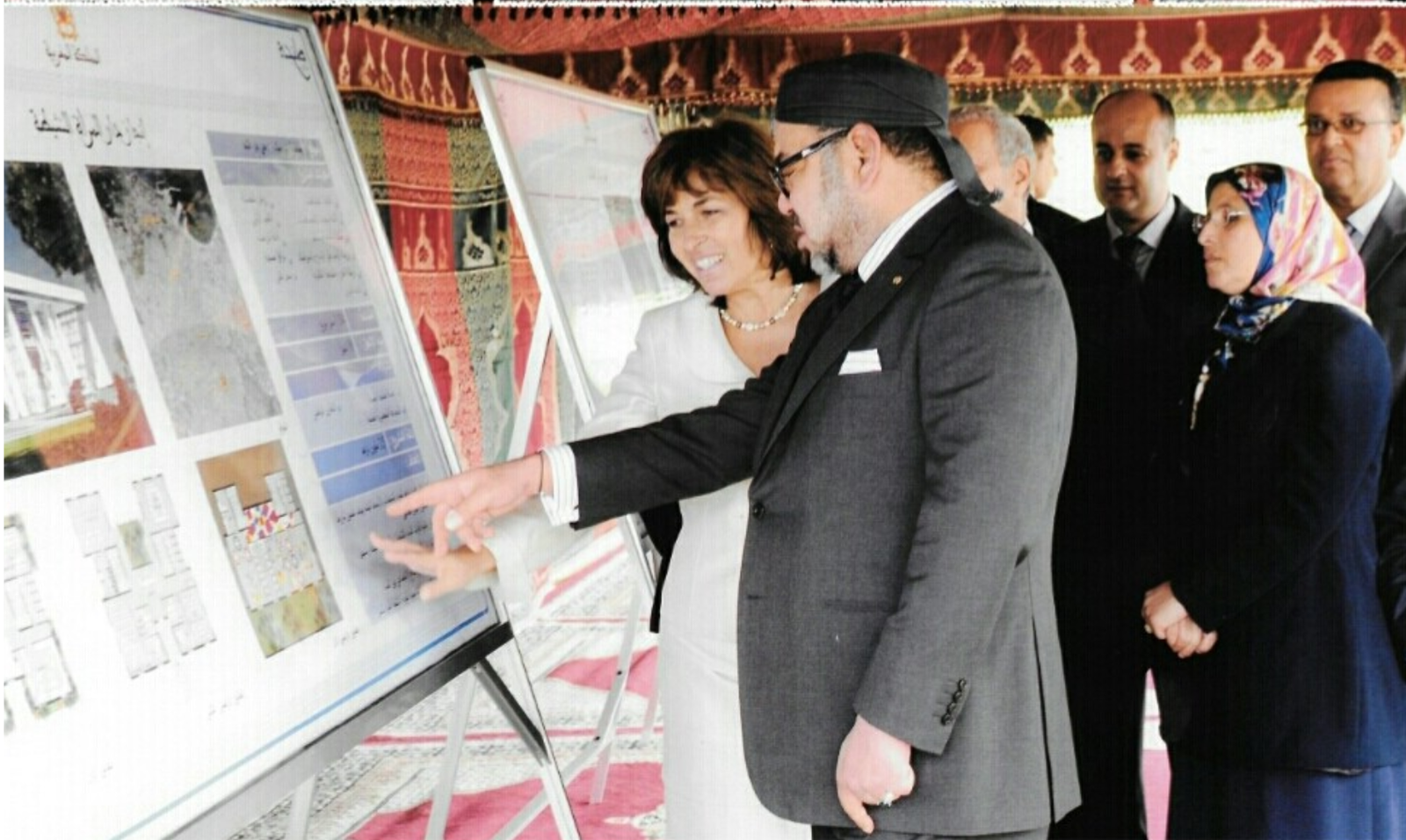 L'architecte marocaine Hanae Bekkari présente les plans d'un projet d'aménagement urbain à Sa Majesté le Roi Mohammed VI.