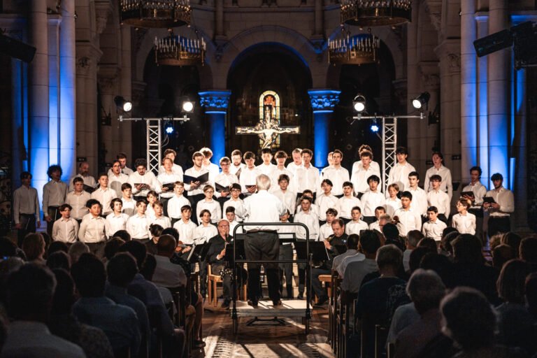 Chœur Sainte-Croix à Tanger : Le concert magistral de jeunes choristes Les jeunes choristes du Chœur Sainte-Croix en pleine représentation sur scène.