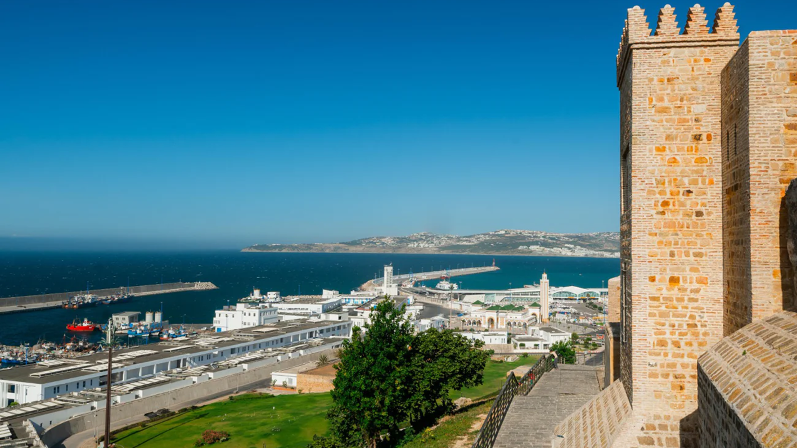 Vue sur le détroit de Gibraltar et le port depuis l'esplanade fortifiée de la Kasbah de Tanger.