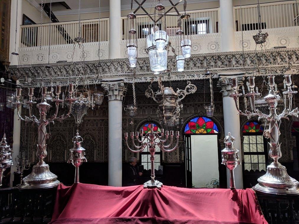 Intérieur de la synagogue Moshé Nahon, un monument emblématique du réseau des synagogues et musées juifs de Tanger, mettant en valeur son architecture hispano-mauresque et ses dizaines de lustres et lampes d'argent traditionnels suspendus au plafond.