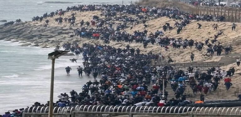 Migrants ayant franchi la frontière de la ville autonome de Ceuta.