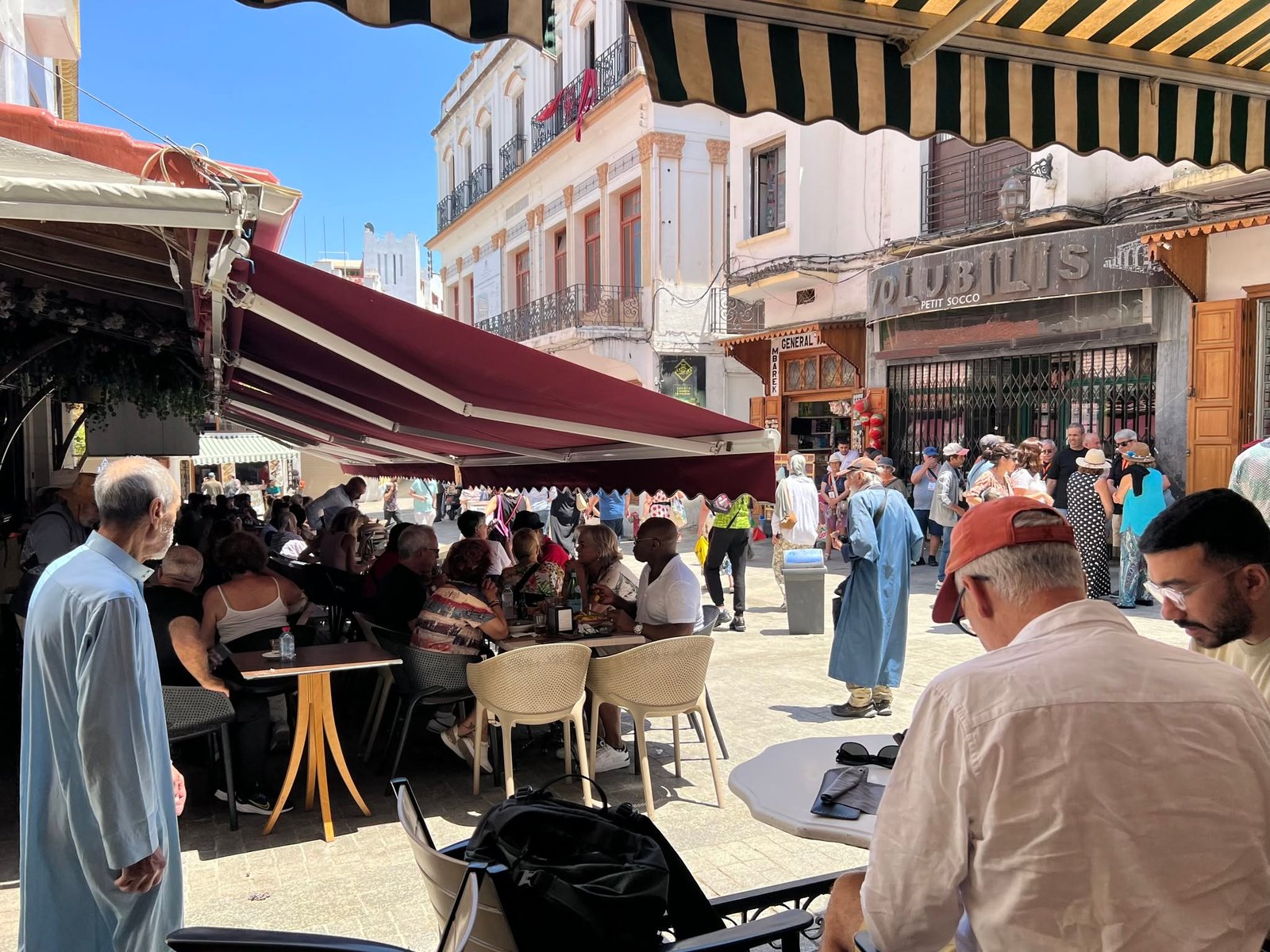 La place du Petit Socco dans la médina de Tanger avec des visiteurs au Café Central