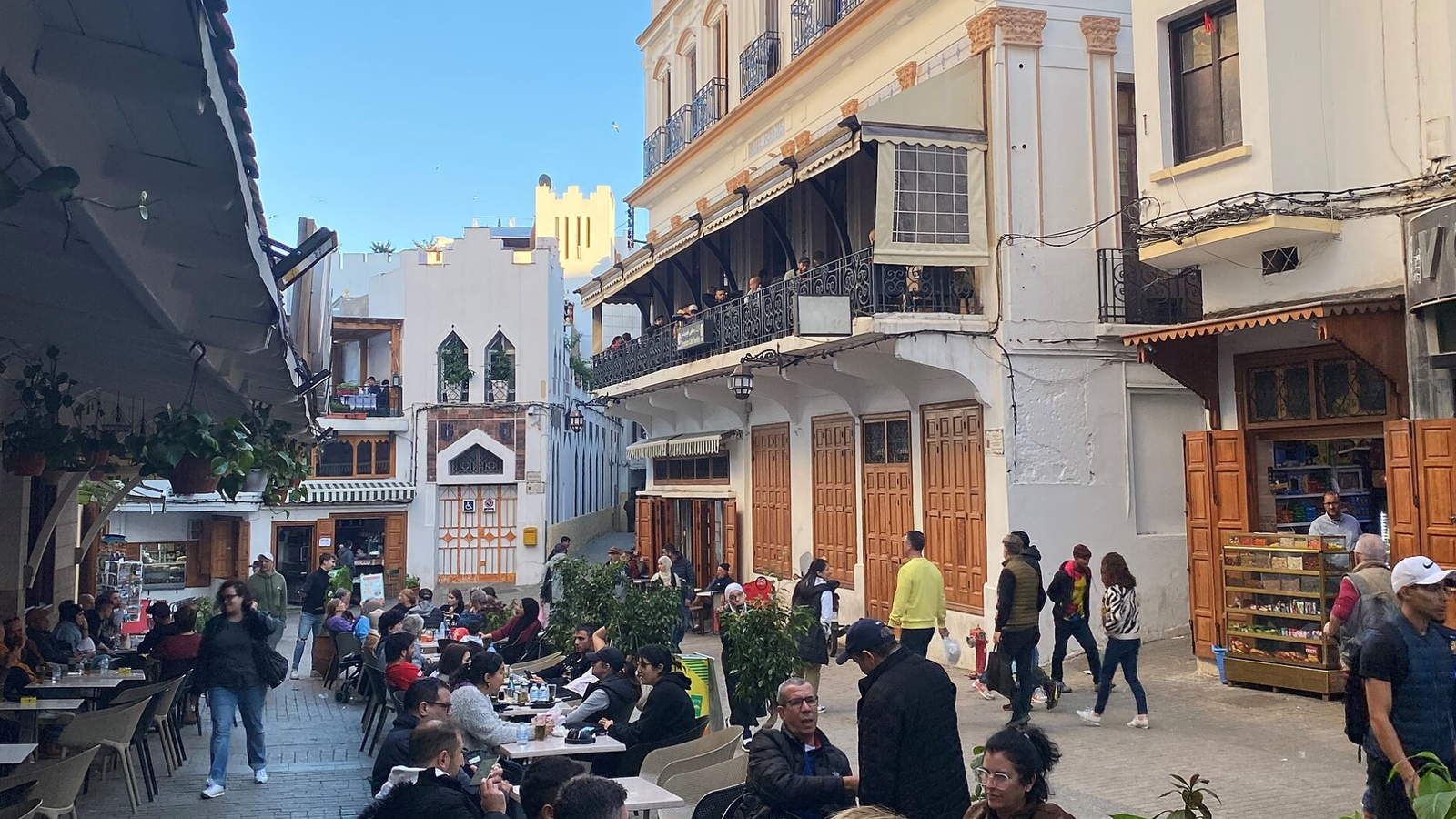 La place du Petit Socco Tanger avec ses cafés historiques au cœur de la médina.
