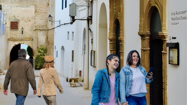 La médina de Tanger : histoire, souks et guide complet de visite Touristes découvrant une ruelle traditionnelle de la médina de Tanger