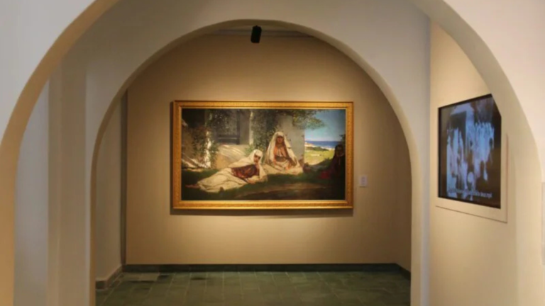Musée Dar Niaba à Tanger : Un voyage fascinant au cœur de la mémoire diplomatique Une peinture exposée au musée Dar Niaba à Tanger représentant des femmes marocaines contemplant le détroit de Gibraltar.