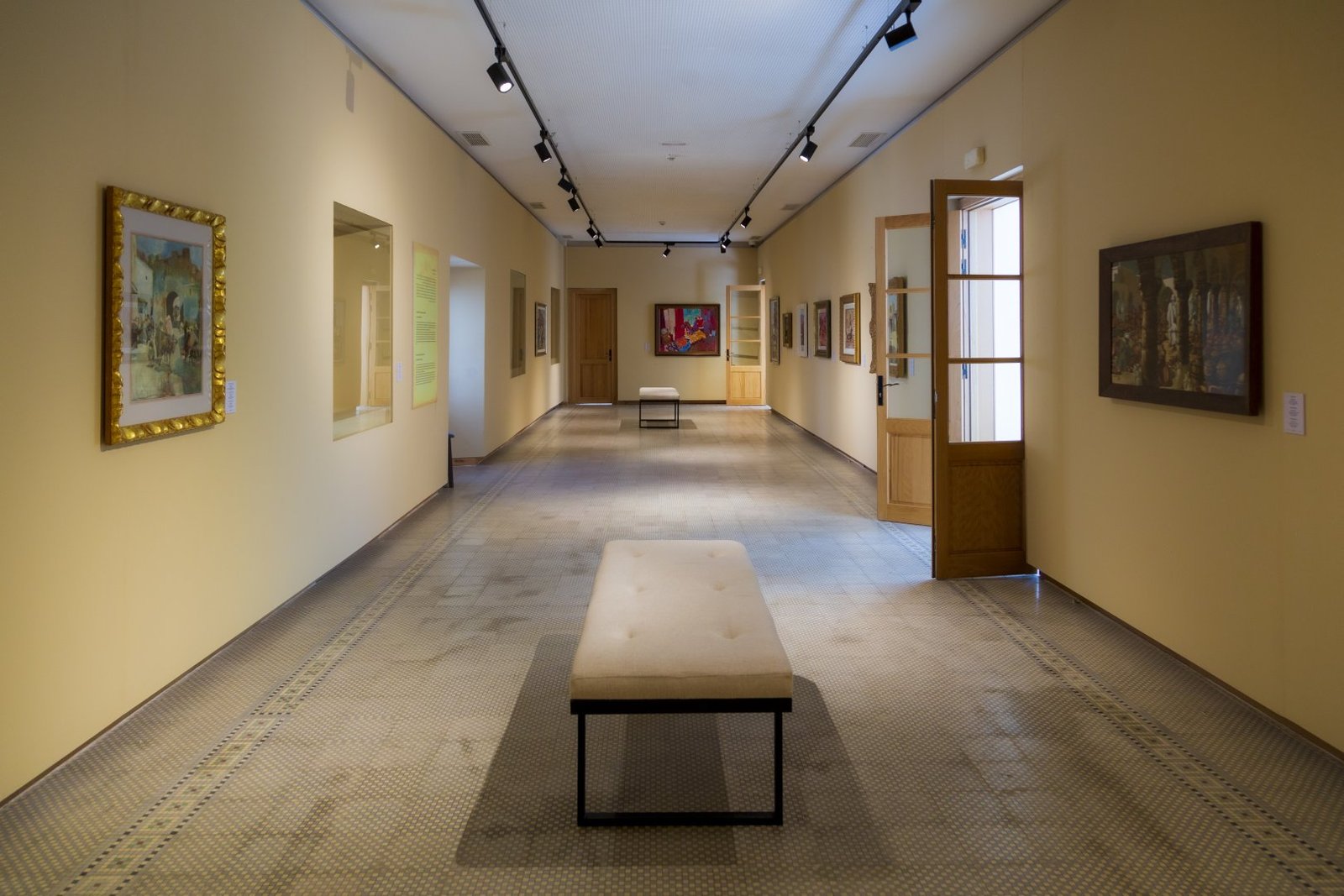 un tableau qui représente des femmes marocaines au bord du Détroit