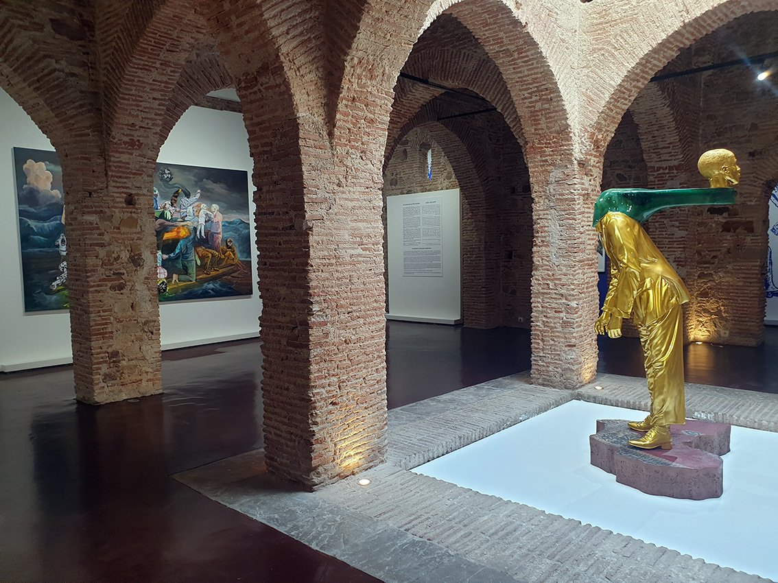 Œuvres graphiques et sculptures en apesanteur présentées lors de l'exposition Mohamed Lekleti à Tanger