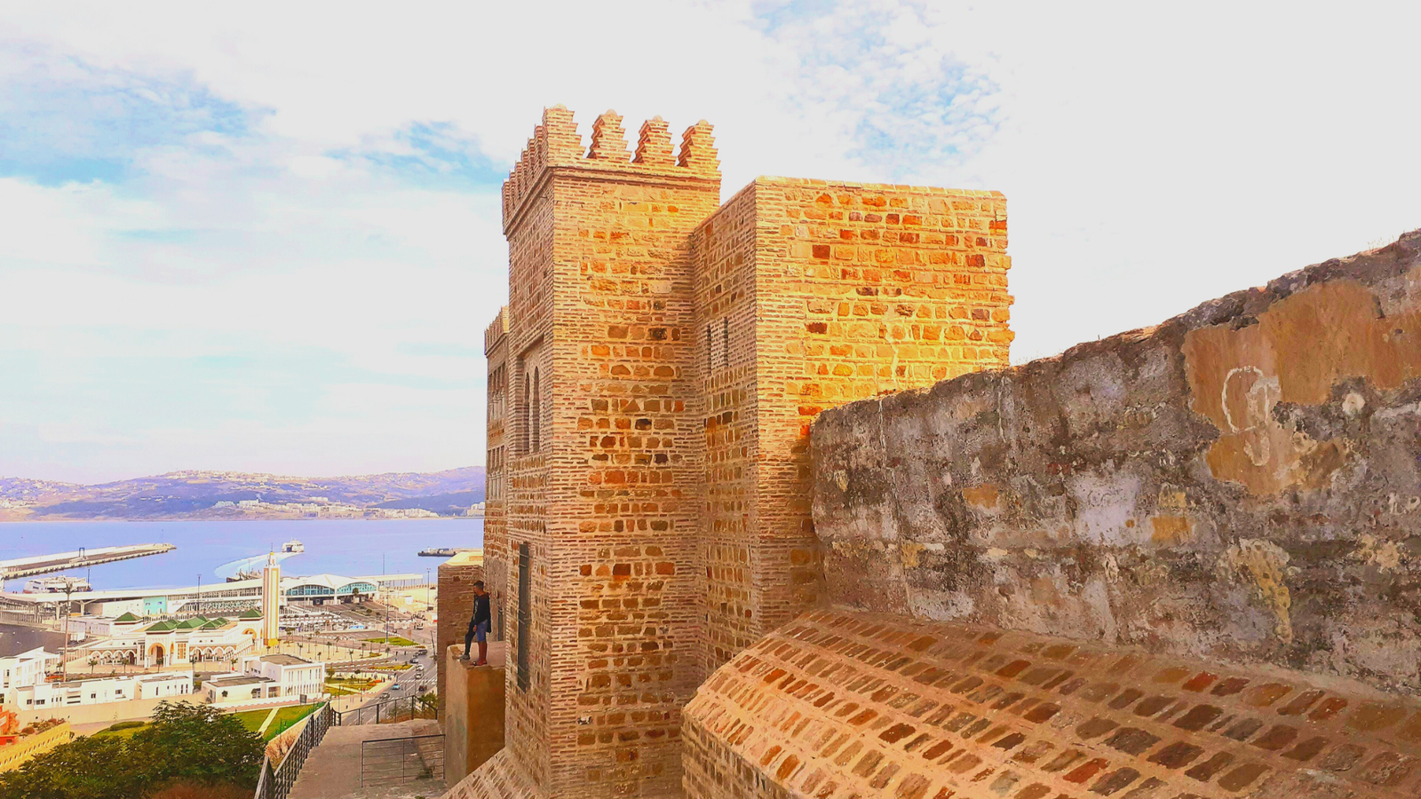 Vue panoramique sur le Détroit à partir de ce patrimoine historique de Tanger Bab El Bahr