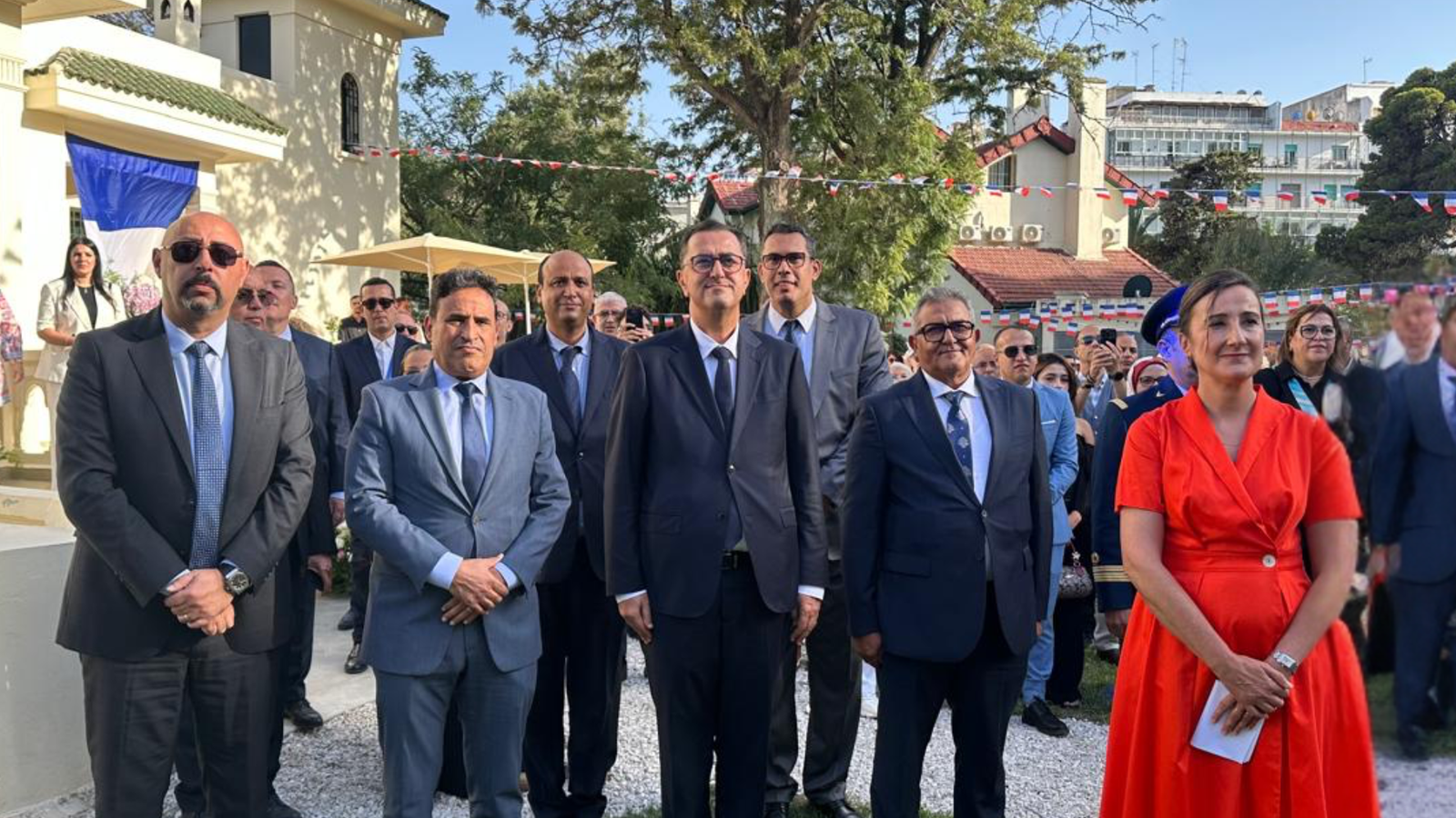 Photo regroupant le Wali Younes Tazi, les Gouverneurs et les hauts responsables de la région aux côtés des représentants diplomatiques lors du 14 juillet 2026 à Tanger.