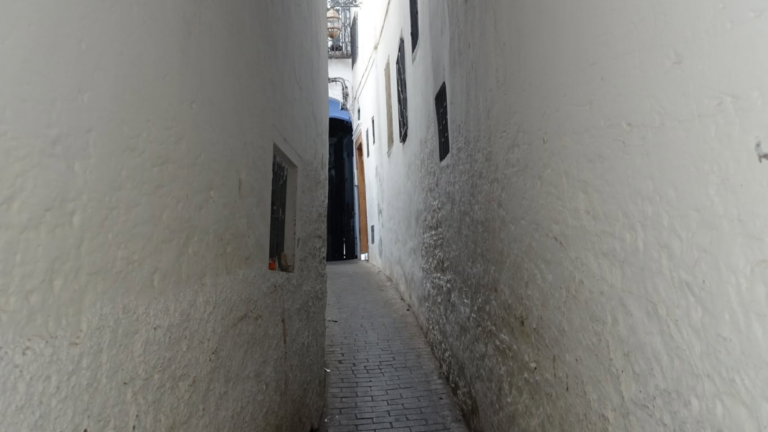 Zankat Wahed à Tanger : la ruelle la plus étroite de la médina Zankat Wahed à Tanger, célèbre ruelle étroite située dans la médina historique
