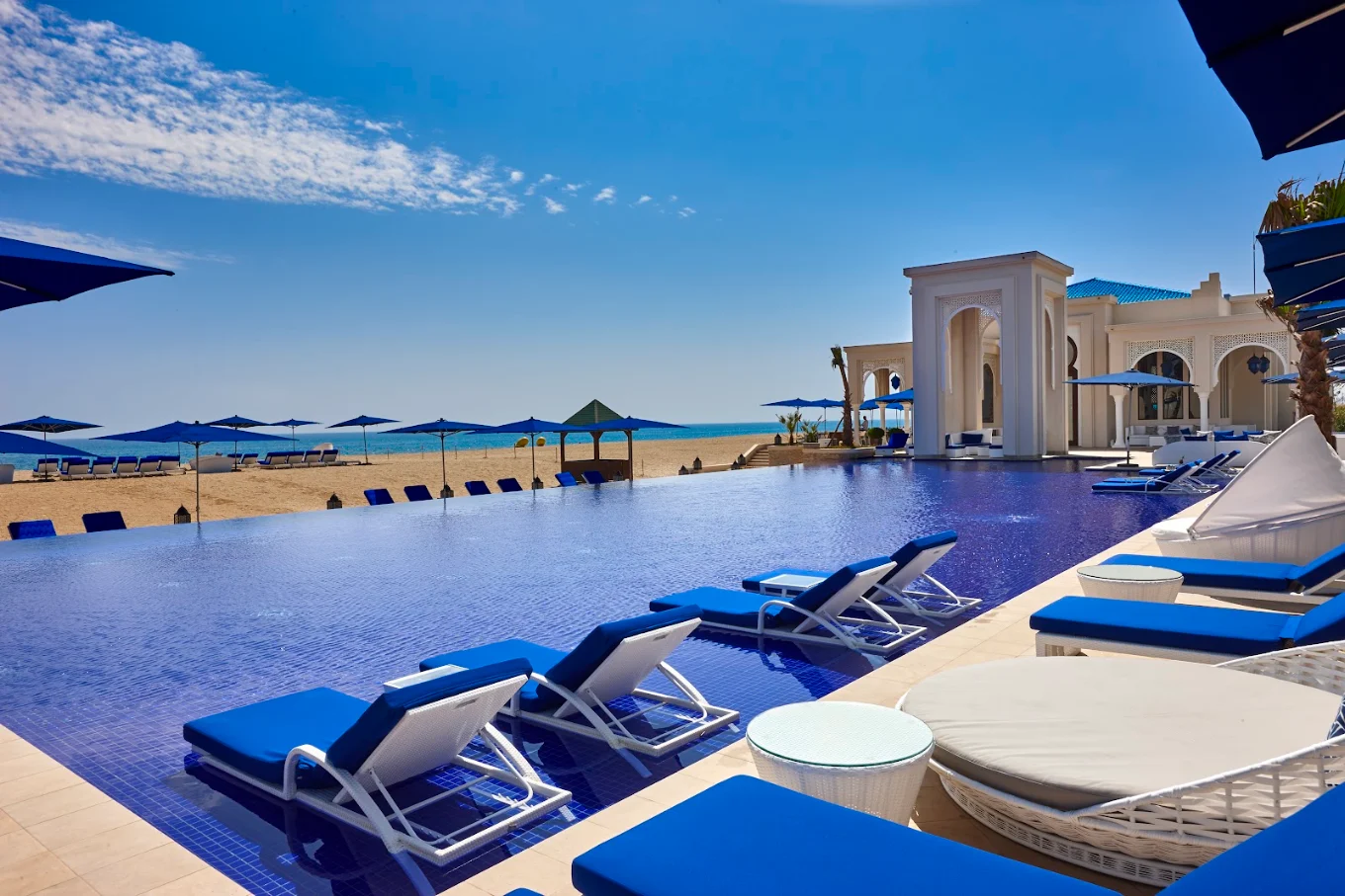 Piscine et vue sur la mer au complexe hôtelier Banyan Tree Tamouda Bay.