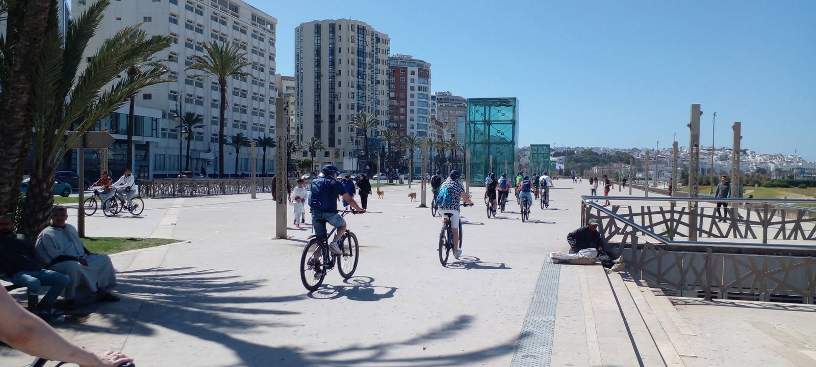 la corniche animée pendant la saison estivale à Tanger