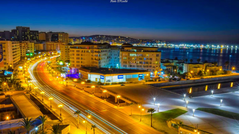 Vue panoramique nocturne de la Corniche de Tanger éclairée pour illustrer l'application de la règle de repos à Tanger.